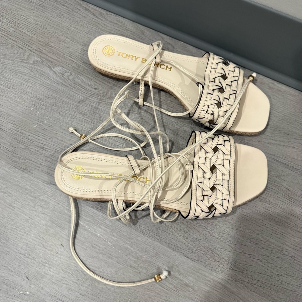 Tory Burch Sandal Basketweave Lace Up in Cream Leather - Picture 4 of 6
